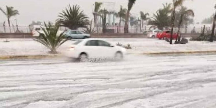 Granizada tiñe de blanco la México-Pachuca y colapsa techo de primaria