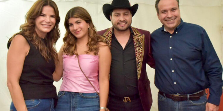 Viven Julión Álvarez y miles de personas exitosa noche en Fiestas del Pitic 2023