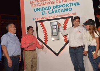 Cumple Toño Astiazarán al iluminar campos deportivos en El Cárcamo