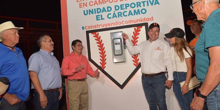 Cumple Toño Astiazarán al iluminar campos deportivos en El Cárcamo