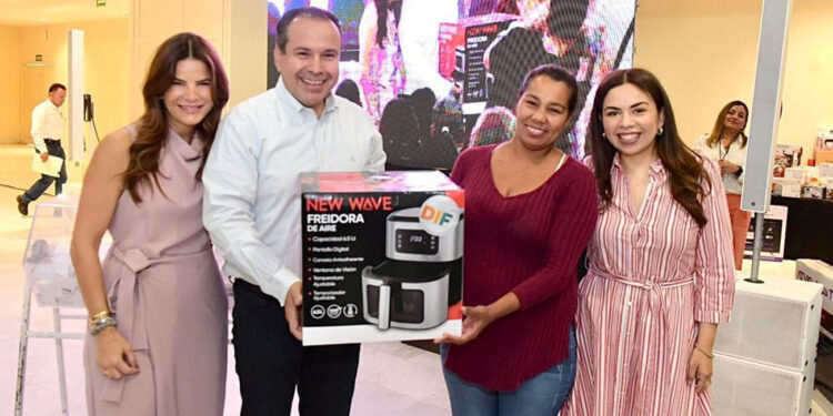 Reconoce Toño Astiazarán labor de padres y madres de los Comités Escolares de Hermosillo