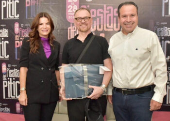 Asisten Toño Astiazarán y Patty Ruibal a presentación de Antares y su homenaje a Martha Bracho