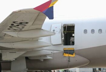 Un hombre abre la salida de emergencia durante vuelo en Corea del Sur