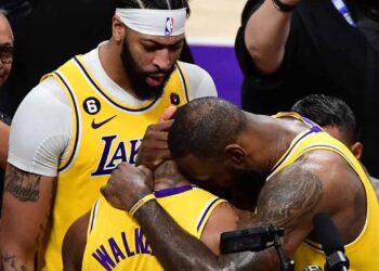 NBA: Con héroe inesperado, los Lakers se colocan a un juego de despedir al campeón