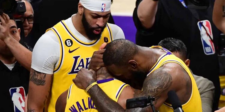 NBA: Con héroe inesperado, los Lakers se colocan a un juego de despedir al campeón