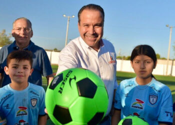 Entrega Toño Astiazarán rehabilitación con pasto sintético a cancha del Centro Hábitat Solidaridad I