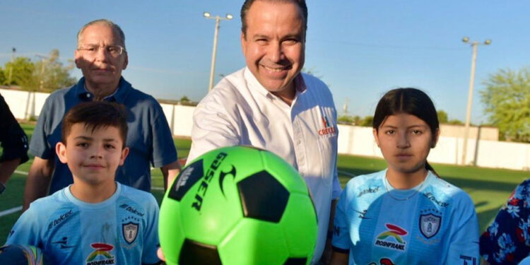 Entrega Toño Astiazarán rehabilitación con pasto sintético a cancha del Centro Hábitat Solidaridad I