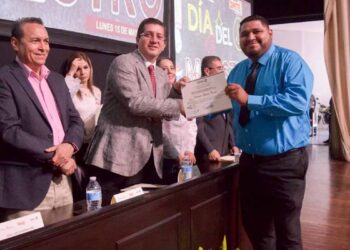 Preside Jorge Elías ceremonia de reconocimientos y premios a maestros