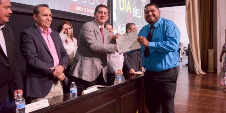 Preside Jorge Elías ceremonia de reconocimientos y premios a maestros