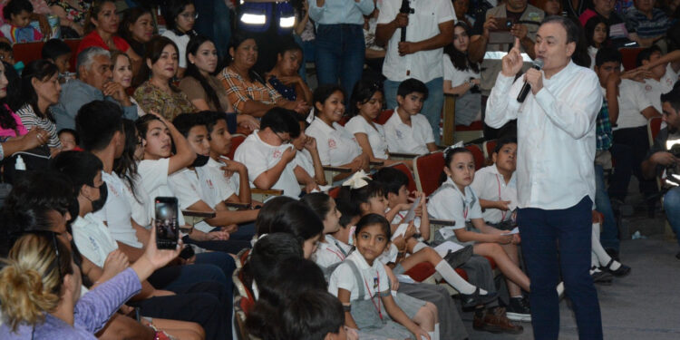 Entrega durazo becas a más de 5 mil alumnos de primaria y secundaria