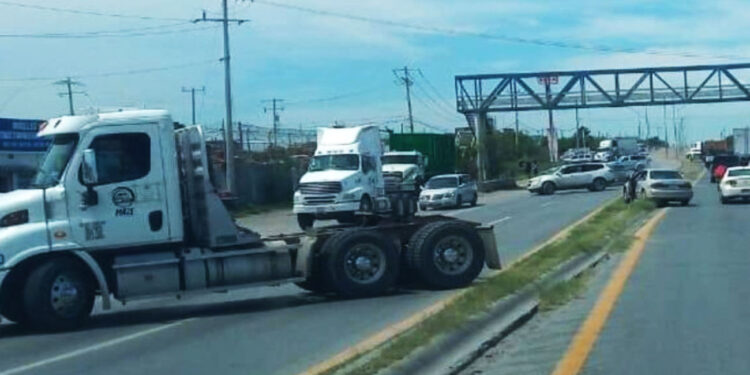 Reportan balaceras y bloqueos en Nuevo Laredo; piden a la población no salir