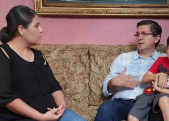 Viuda de ex policía caído en cumplimiento de su labor recibirá pensión, anuncia alcalde Jorge Elías Retes