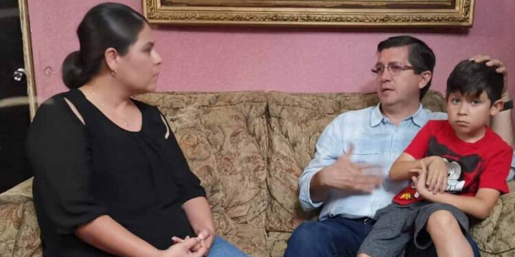 Viuda de ex policía caído en cumplimiento de su labor recibirá pensión, anuncia alcalde Jorge Elías Retes