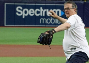 Ebrard lanza primera bola en juego de Grandes Ligas en Florida
