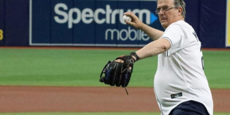 Ebrard lanza primera bola en juego de Grandes Ligas en Florida