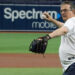Ebrard lanza primera bola en juego de Grandes Ligas en Florida