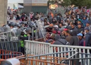 Maestros de la CNTE protestan e intentan entrar a Palacio Nacional