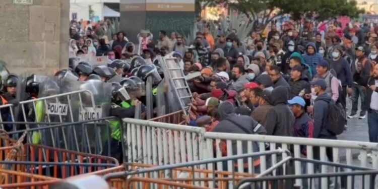 Maestros de la CNTE protestan e intentan entrar a Palacio Nacional