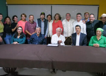 Entrega alcalde reconocimiento «trayectoria periodística 2023» a carlos Moncada Ochoa