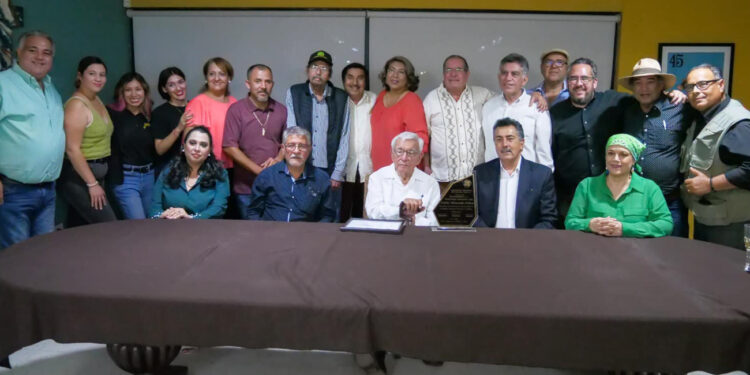 Entrega alcalde reconocimiento «trayectoria periodística 2023» a carlos Moncada Ochoa