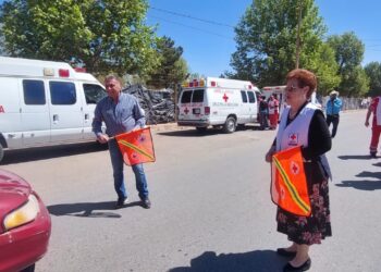 Eduardo Quiroga da banderazo de arranque a la colecta de Cruz Roja