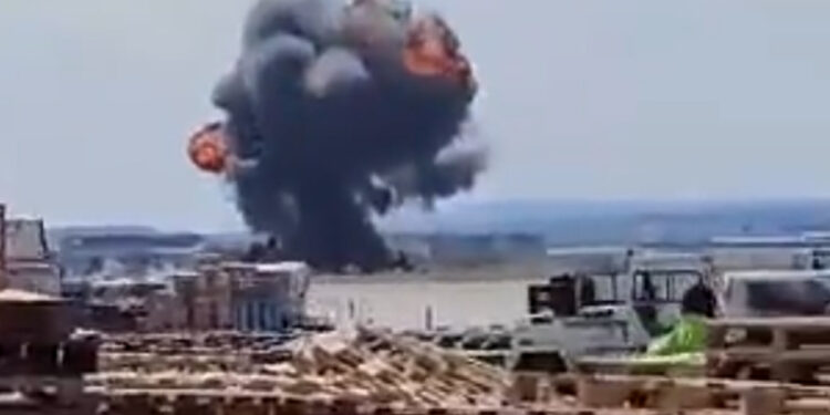 Un caza F18 se estrella en la Base de Zaragoza y su piloto consigue eyectarse a tiempo
