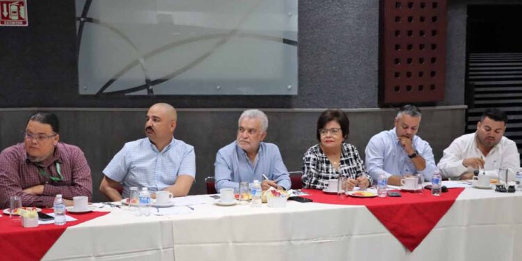 Se reúnen representantes de cámaras empresariales con delegaciones federales