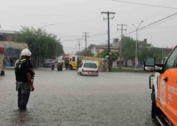 Retrasos de vuelos y desbordamiento de un arroyo dejan precipitaciones en NL