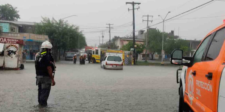 Retrasos de vuelos y desbordamiento de un arroyo dejan precipitaciones en NL