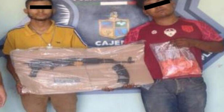 Detiene SSPM y marina a dos sujetos con drogas y arma de fuego
