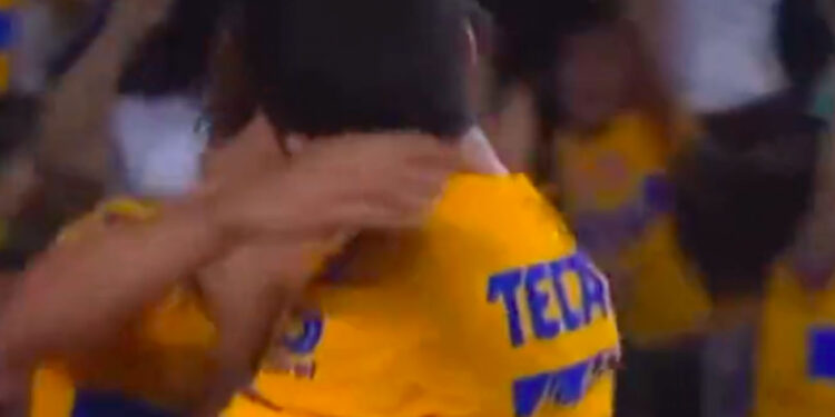 Sebastián Córdova y Juan Pablo Vigón se besan en la cancha y le dan la vuelta a las redes
