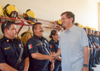 Dota el alcalde Elias Retes de uniformes nuevos a bomberos