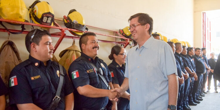 Dota el alcalde Elias Retes de uniformes nuevos a bomberos