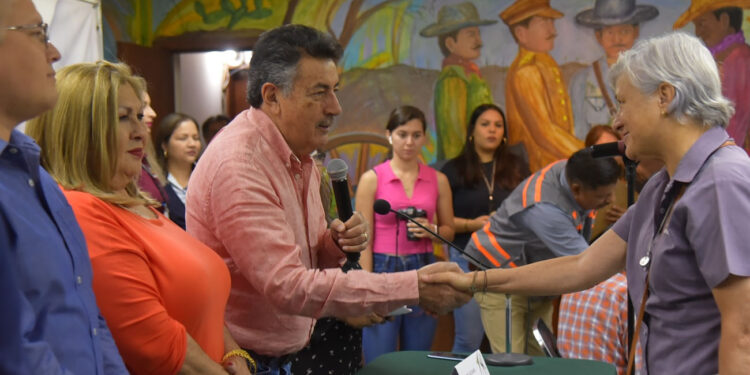 Beneficia presidente municipal a familias de Cajeme