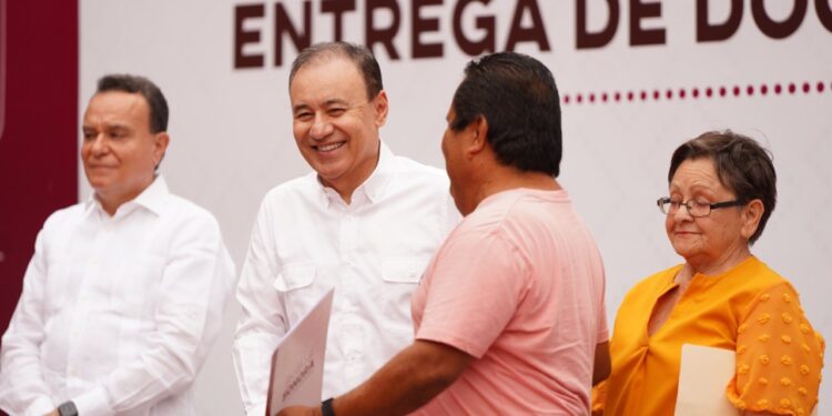 Ofrece certeza jurídica Gobierno de Sonora con entrega de escrituras, testamentos y cancelaciones de hipoteca