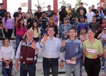 Exhorta Jorge Elías a becarios al crecimiento con visión