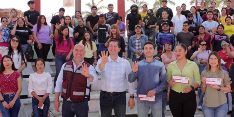 Exhorta Jorge Elías a becarios al crecimiento con visión