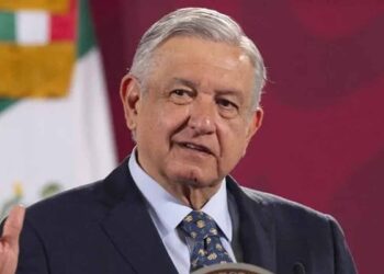 Anuncia AMLO aumento salarial de 8.2% al magisterio