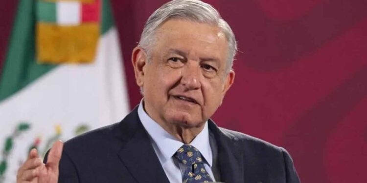 Anuncia AMLO aumento salarial de 8.2% al magisterio