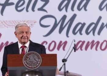 AMLO festeja a las mamás de México y el mundo con concierto durante la Mañanera