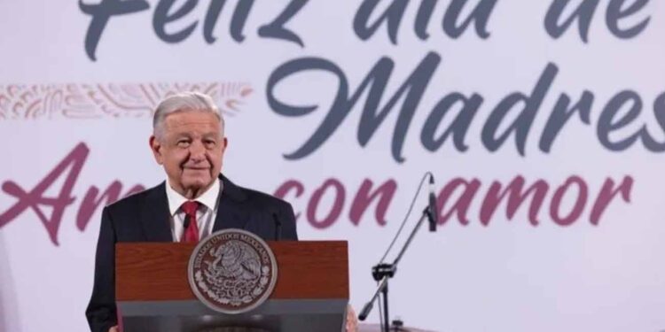 AMLO festeja a las mamás de México y el mundo con concierto durante la Mañanera