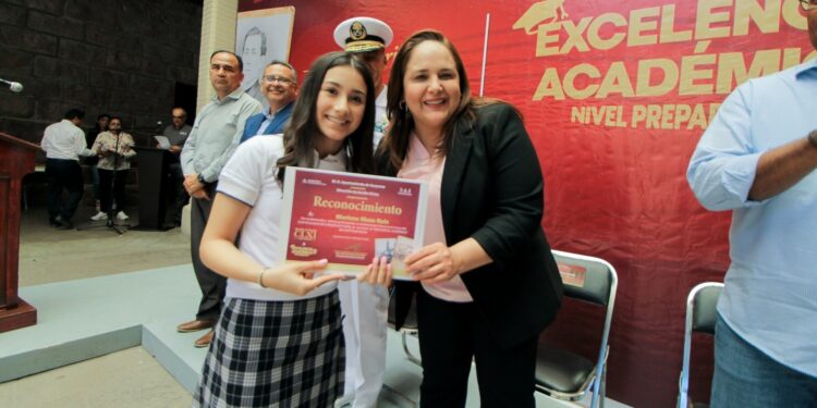 Reconoce Ayuntamiento de Guaymas a estudiantes de excelencia académica en nivel preparatoria dentro de la conmemoración del CLXI Aniversario de la Batalla de Puebla