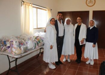 Alcalde Chuy Flores lleva ayuda en alimentos al asilo de ancianos