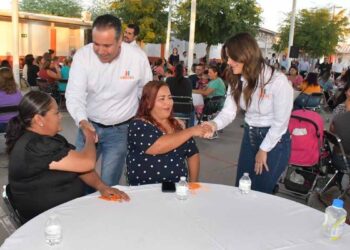 Conviven Toño Astiazarán y Patty Ruibal con mamás del sur de Hermosillo