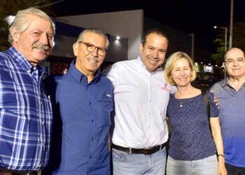 Inician Toño Astiazarán y familias rehabilitación de la calle Francisco Salazar