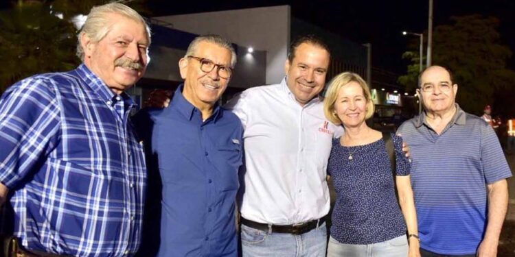 Inician Toño Astiazarán y familias rehabilitación de la calle Francisco Salazar