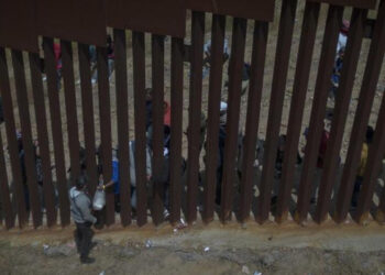 Congreso de EU debe tomar medidas para ordenar la migración en frontera con México, demanda Ken Salazar