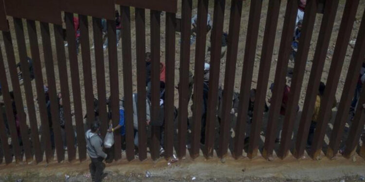 Congreso de EU debe tomar medidas para ordenar la migración en frontera con México, demanda Ken Salazar