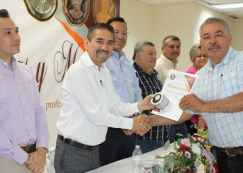 «Son los maestros los actores principales de la transformación» Jesús Flores. 