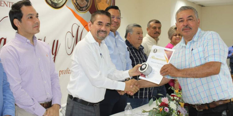 «Son los maestros los actores principales de la transformación» Jesús Flores.